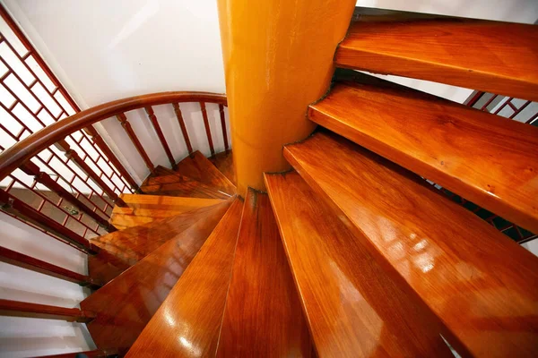 Viejas Escaleras Dentro Una Casa Olvidada —  Fotos de Stock