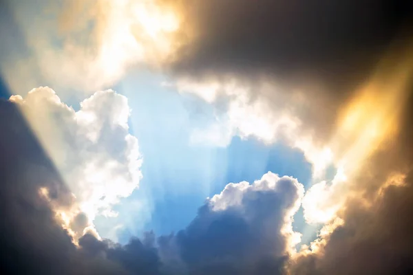 Los Cielos Blancos Brillante Día Verano —  Fotos de Stock