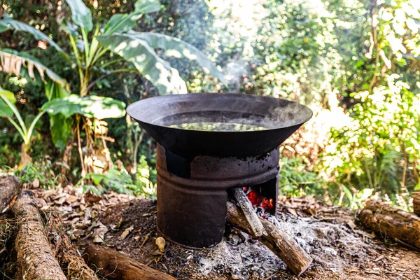 Água Fervente Uma Panela Com Carvão Lenha — Fotografia de Stock