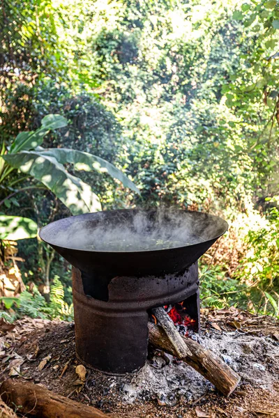 Água Fervente Uma Panela Com Carvão Lenha — Fotografia de Stock