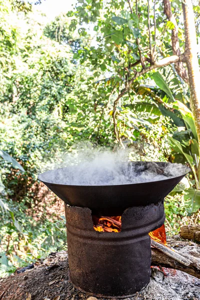 Kookwater Een Pan Met Houtskool Brandhout — Stockfoto
