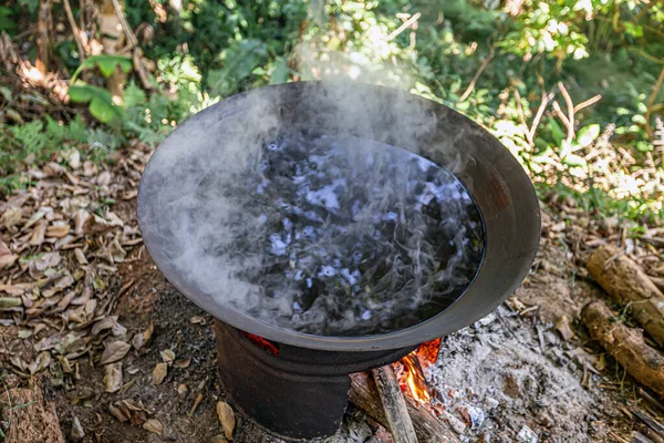 Kookwater Een Pan Met Houtskool Brandhout — Stockfoto