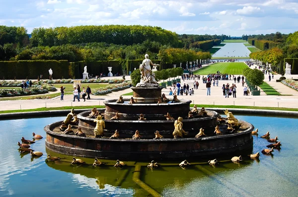 Château de Versailles jardins avec fontaine & touristes en France — Photo
