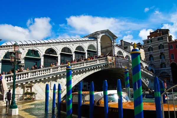 Ponte Rialto com céu azul em Veneza, Itália — Fotografia de Stock