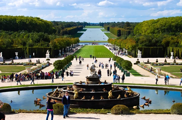 Jardim do Castelo de Versalhes com fonte e turistas, Versalhes Fotos De Bancos De Imagens Sem Royalties