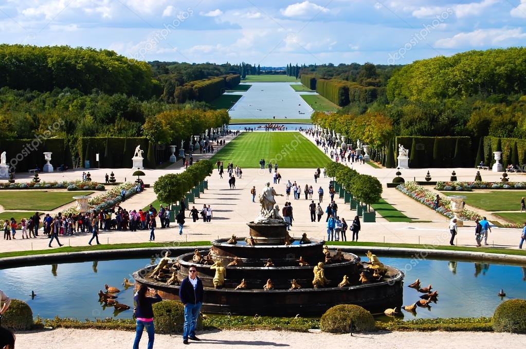 Versailles Castle gardens with fountain & tourists , Versailles Stock