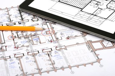 Dijital tablet ve kalem taslak üzerinde
