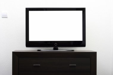 Boş beyaz duvara kahverengi komodin televizyon ekranında