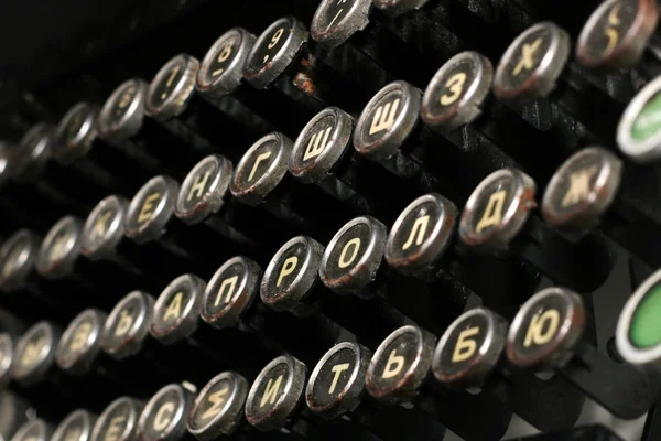 Primer plano de un teclado de una máquina de escribir rusa vintage —  Fotos de Stock