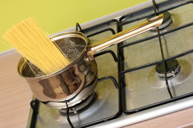 Tencerede makarna pişiriyorum.