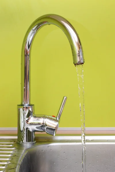 Wasserhahn und Spüle mit fließendem Wasser — Stockfoto