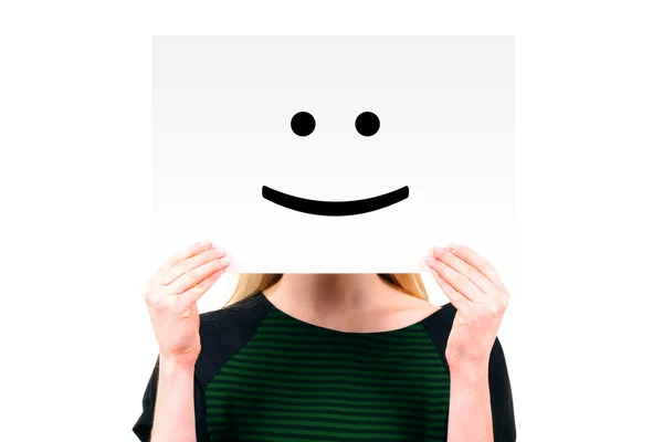 Frau hält Papier mit lächelndem Gesicht — Stockfoto