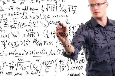 adam Matematik denklemleri beyaz tahta üzerinde yazıyor.