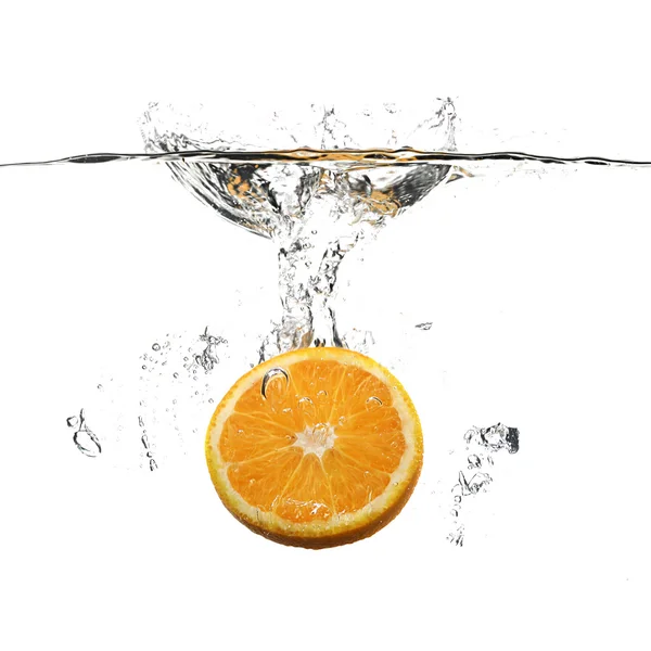 Πορτοκαλί με splash water σε λευκό — Φωτογραφία Αρχείου