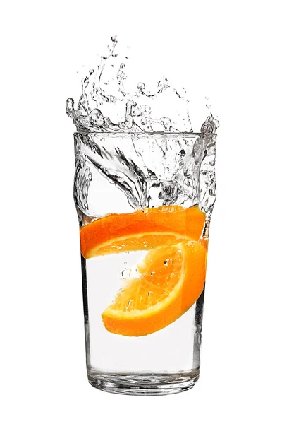 Spruzzi arancioni in vetro d'acqua su sfondo bianco — Foto Stock