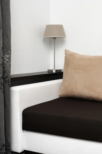 Interno camera con divano e mensola a parete — Foto Stock