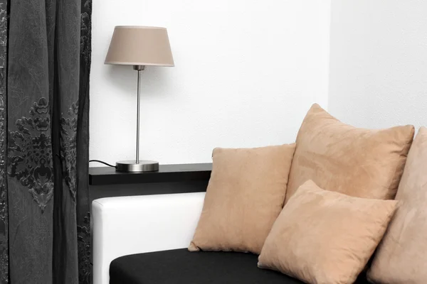 ソファの枕と棚の上のランプ — ストック写真