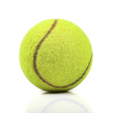 Tenis topu beyaza izole edilmiş