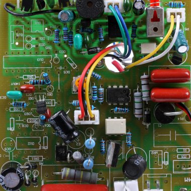 Elektrik bileşenleri ve kabloları olan devre kartı