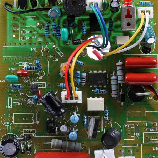 Placa de circuito com componentes elétricos e fios Fotos De Bancos De Imagens