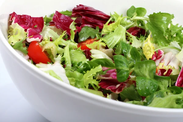 Frischer Salat in einer Schüssel — Stockfoto