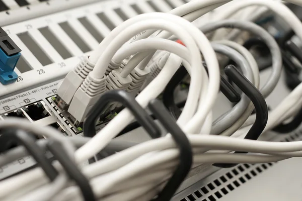 Сетевые кабели и серверы в технологическом центре обработки данных — стоковое фото