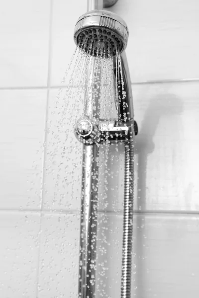 Douche in de badkamer met stromend water — Stockfoto