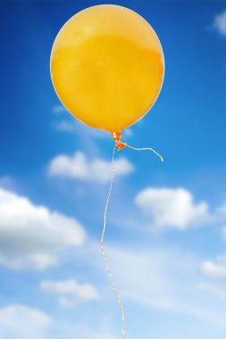 Turuncu balon gökyüzünde uçan ip ile