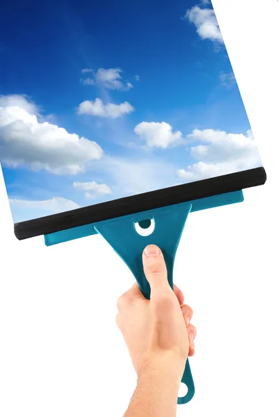 Рука с инструментом для очистки окон и голубым небом — стоковое фото