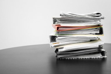 klasörler ve belgeler üzerinde Ofis Masası yığını