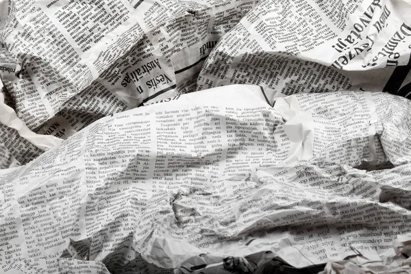 Fundo de velhos jornais amassados — Fotografia de Stock