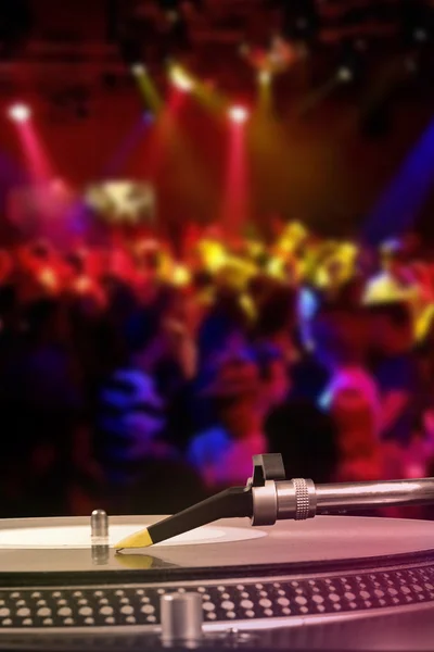 Giradiscos dj con disco de vinilo en el club de baile Fotos de stock