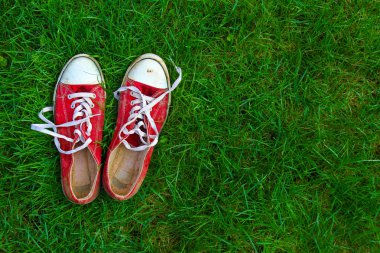 çim zemin üzerine spor ayakkabı