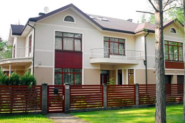 çit ve yeşil çim büyük lüks ev