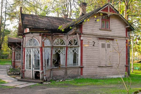 Oude verlaten samengevouwen huis — Stockfoto