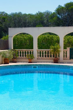 Yüzme Havuzu ve terası ile lüks daireler