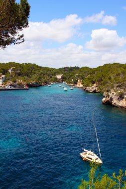 Yatlar Mallorca ile güzel turkuaz koylar