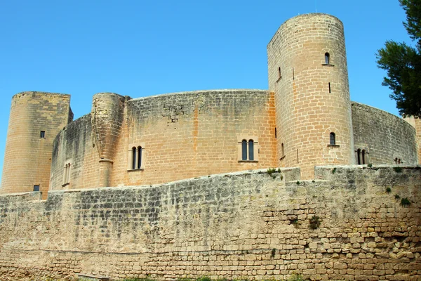 Antico castello medievale contro il cielo blu a Maiorca — Foto Stock