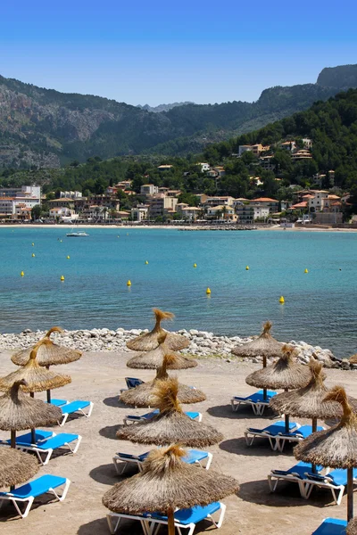 Sunny sandy beach covered with umbrellas in mallorca — Stock Photo, Image