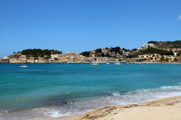 Spiaggia Soller di Maiorca con barche nelle isole Baleari — Foto Stock