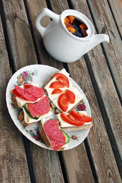 Teller mit verschiedenen Käsesnacks und einer Tasse Sangria — Stockfoto