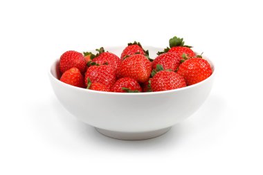 Beyaz arka planda izole edilmiş çilekli kase.