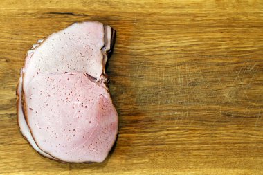 ahşap tahta üzerinde jambon dilimleri