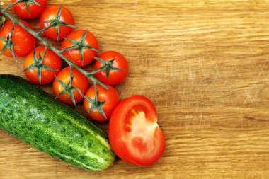 domates ve salatalık ahşap kesme tahtası üzerinde