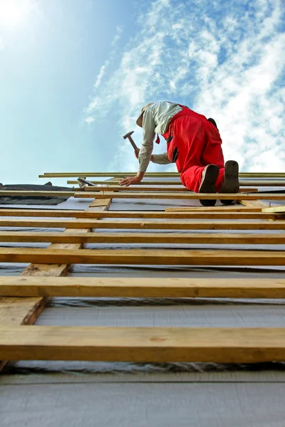 Travailleur de la construction avec un marteau sur le toit — Photo