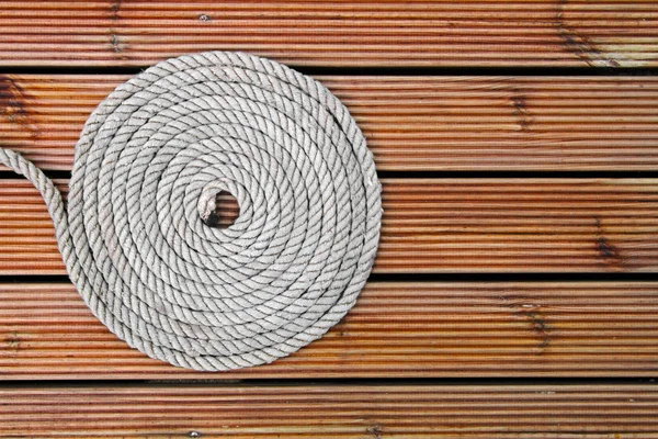 Cuerda en cubierta de yate de madera —  Fotos de Stock