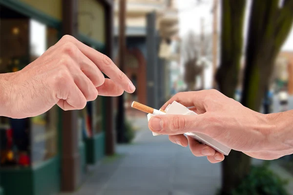 Kínál egy cigit a csomagból az utcán — Stock Fotó