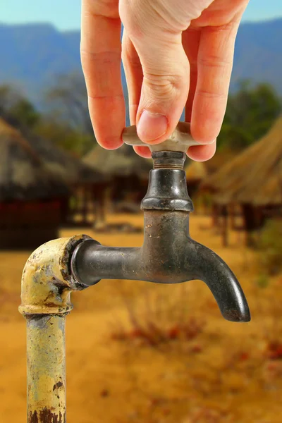 Waterkraan in Afrika dorp — Stockfoto