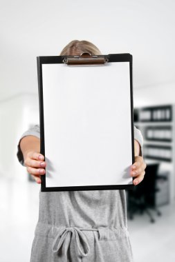 kadın ofiste boş bir clipboard tutun