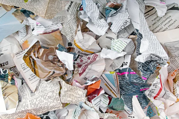 Achtergrond met verscheidenheid van verschillende gescheurde kranten en tijdschriften — Stockfoto